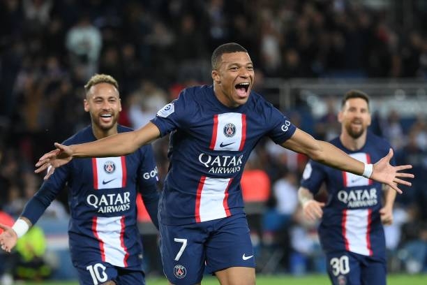messi-lap-sieu-pham-psg-nhe-nhang-len-len-ngoi-dau-195983 Mbappe ấn định chiến thắng 2-1 cho PSG ở những phút của trận đấu (Ảnh: Getty)