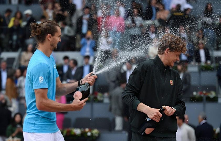 Sinner bị Zverev 'bắn tùm lum' ở chung kết Madrid Open 2026 829590
