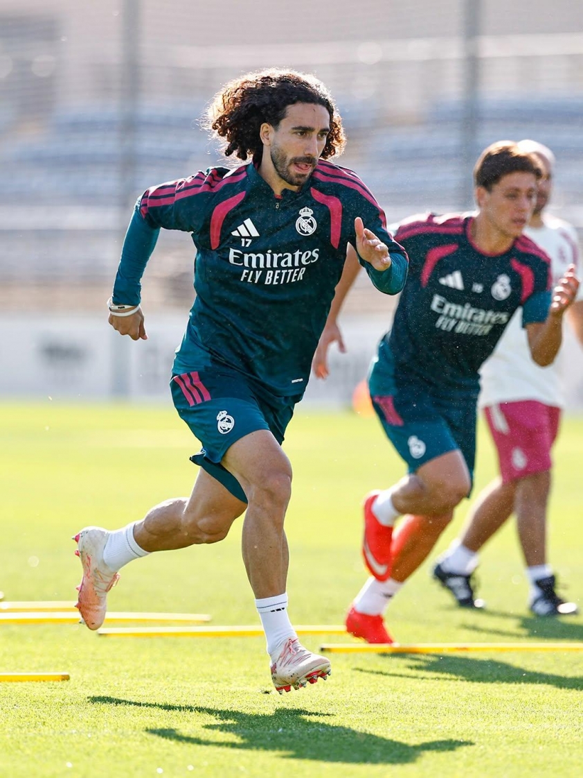 Cucurella hé lộ vấn đề giữa Vinicius, Mbappe và Real Madrid