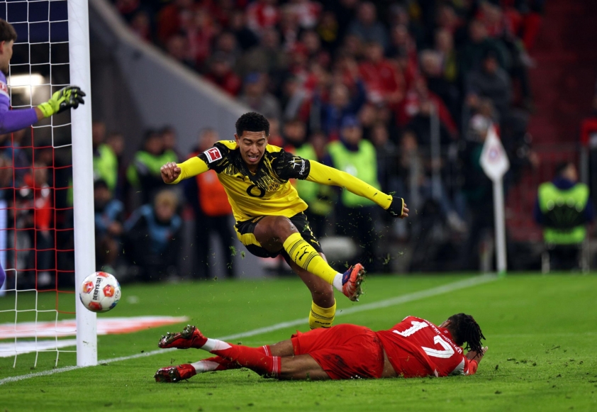 g3j-ur4xwae69zv-68f45058036e4 Jobe Bellingham đã mắc một sai lầm nghiêm trọng khiến Dortmund thua Bayern 1-2 (Ảnh: X).
